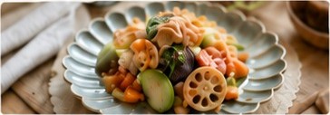 彩りよく盛りつけられた野菜料理
